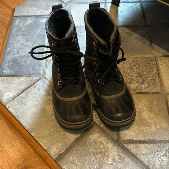 Sorel winter boots size 6.5. Only worn a couple of times. - Picture 2 of 5